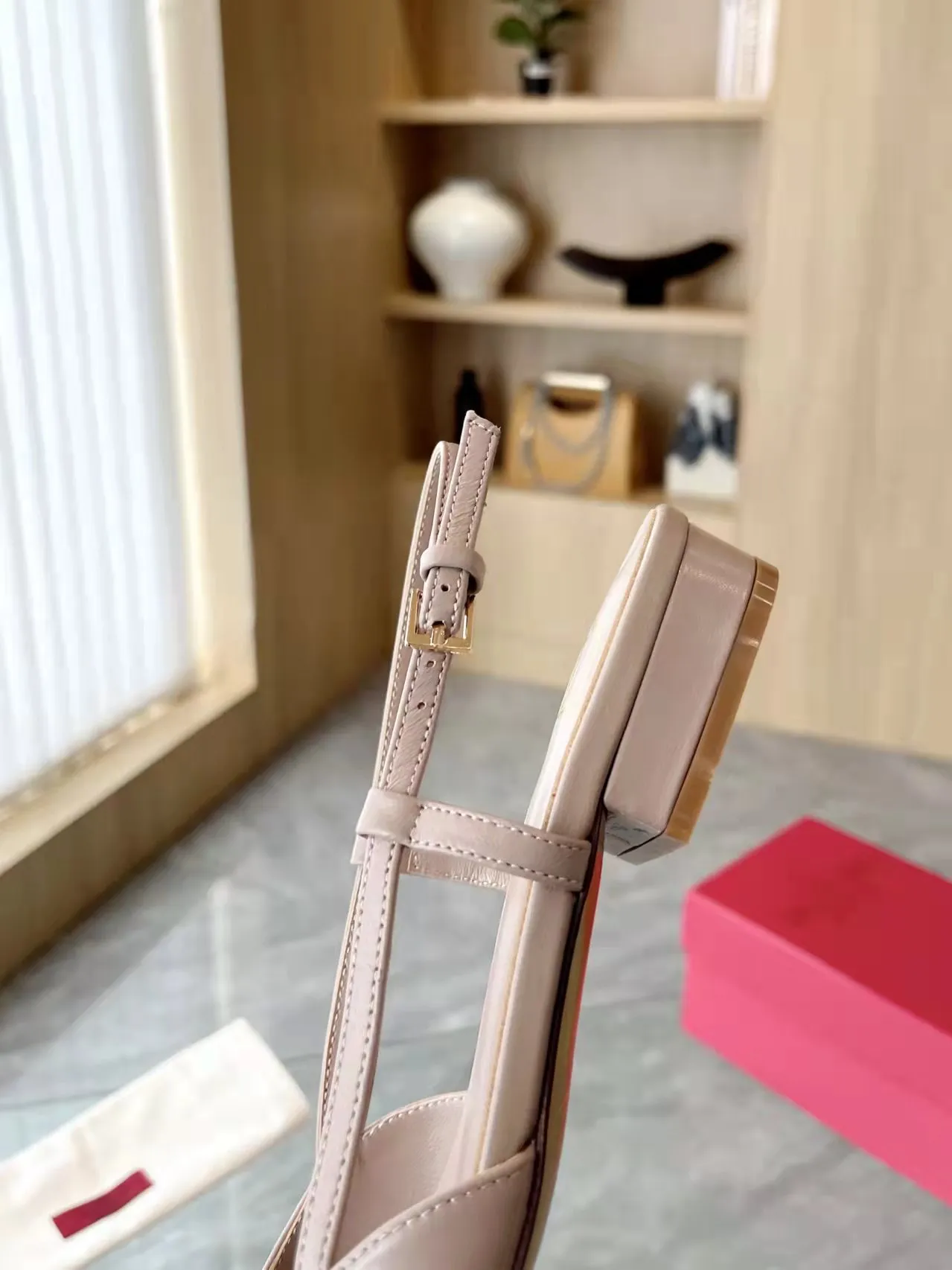 👟👟Ex-factory price 400👟👟 Genuine leather sole +40 Top version 𝑉𝐴𝐿𝐸𝑁𝑇𝐼𝑁𝑂 Valentino new spring and summer women's back hollow new sandals. Unique V-buckle hardware accessories bring out a full sense of luxury. The new season will live up to expectations! Worth buying★Absolutely high-grade❥Original method, Absolutely sensual❥Elegant style, creating a different feeling, simple and elegant style!  Code number: 35-41 (34-42 customized, non-returnable) Fabric: Imported sheepskin Inner foot pads: Inner sheepskin Heel height: 2 cm Leather outsole Rubber outsole